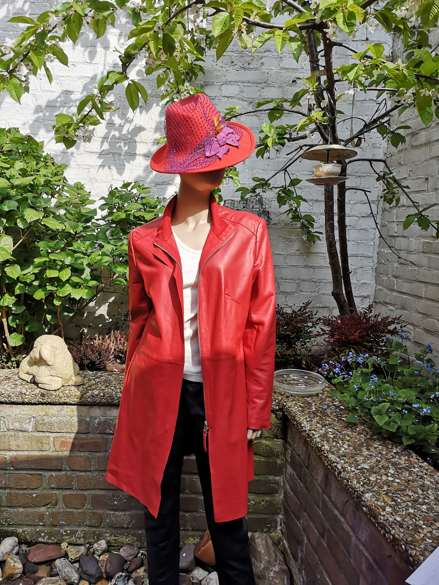 Ein roter Hut für die Dame mit dem dazu passenden Kurzmantel aus rotem Nappaleder