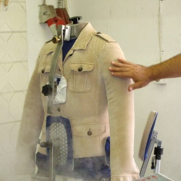 Eine Lederjacke nach der Reinigung durch Dampfbügeln